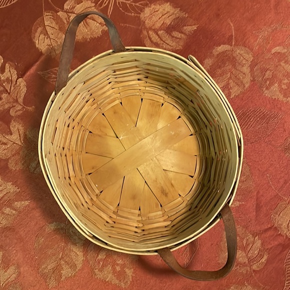 1998 Longaberger Round Basket with leather handles - Picture 2 of 3